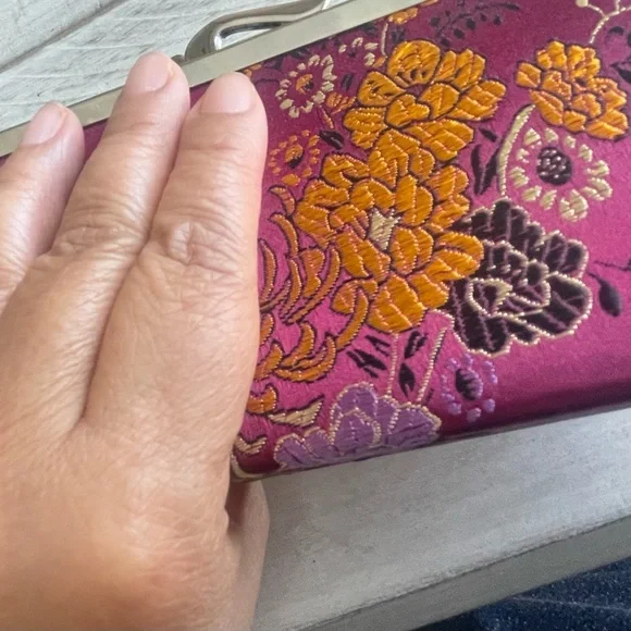 Clutch  -small - Picture 2 of 3